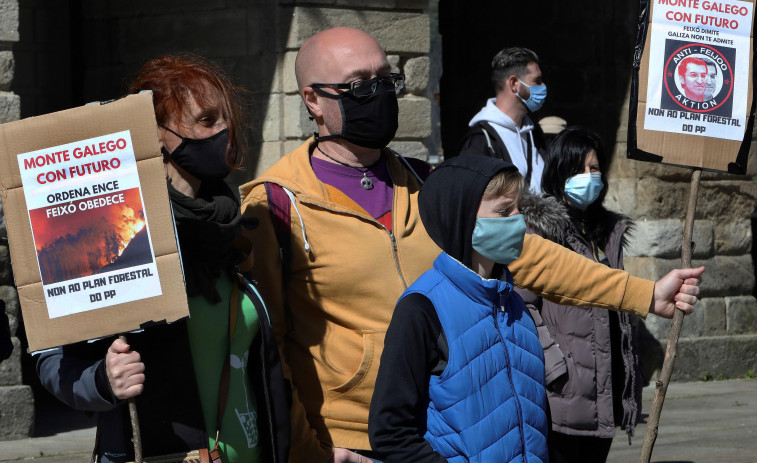 Un centenar de personas piden en Santiago la paralización del plan forestal