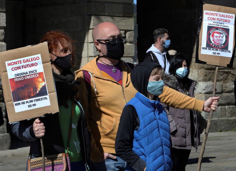 Un centenar de personas piden en Santiago la paralización del plan forestal