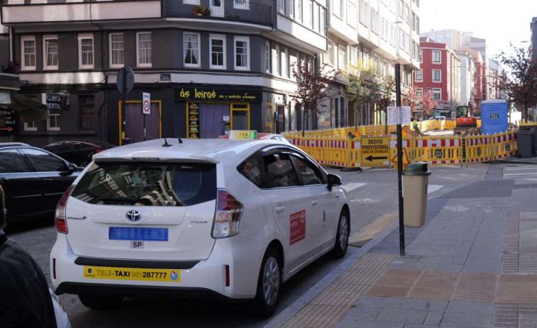 Los taxistas piden trasladar la parada de la avenida de Os Mallos a la plaza de Padre Rubinos