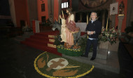 Los vecinos de A Falperra elaboran una alfombra floral ante el altar de Los Capuchinos