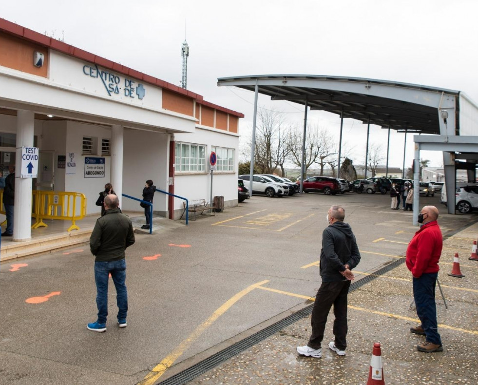 Cola para acceder al cribado covid en el municipio de Abegondo