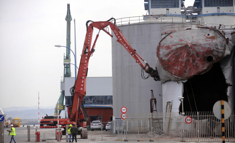 La “liberación” del muelle de Calvo Sotelo empieza en los silos de Bunge