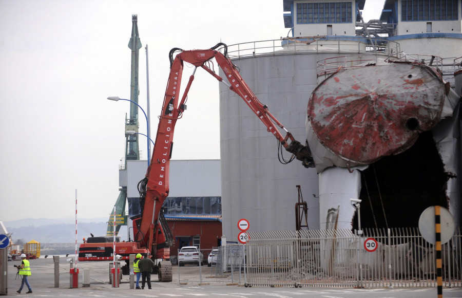 La “liberación” del muelle de Calvo Sotelo empieza en los silos de Bunge