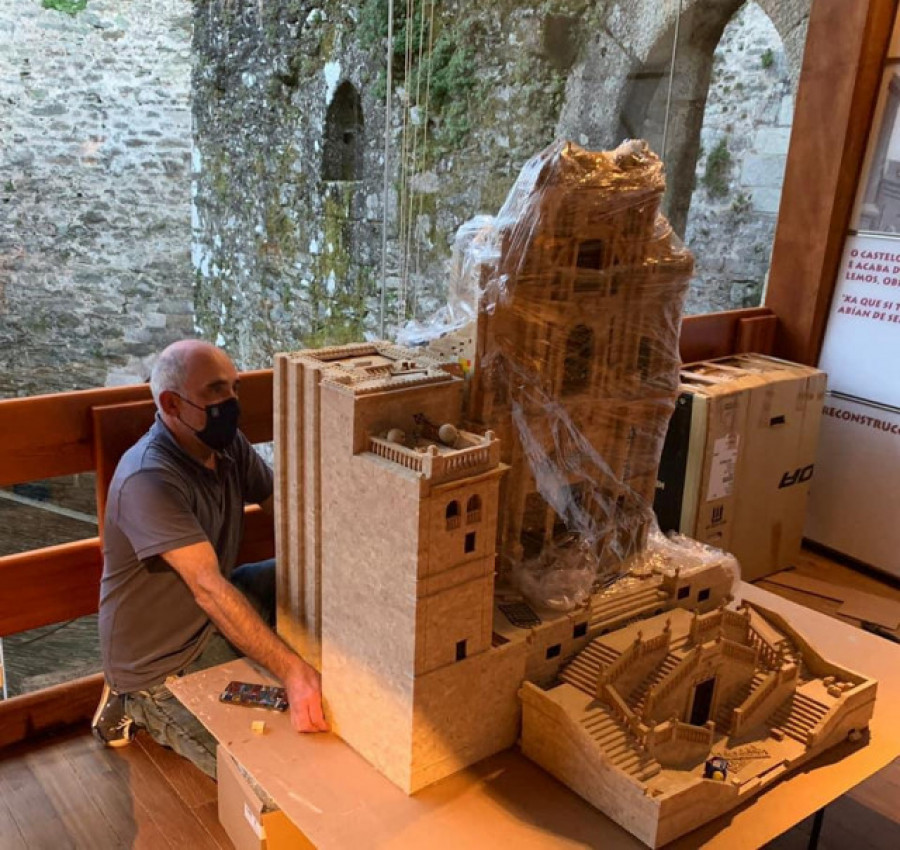 Monumentos gallegos con piezas del Exin Castillos en la muestra de Fran  Guerra