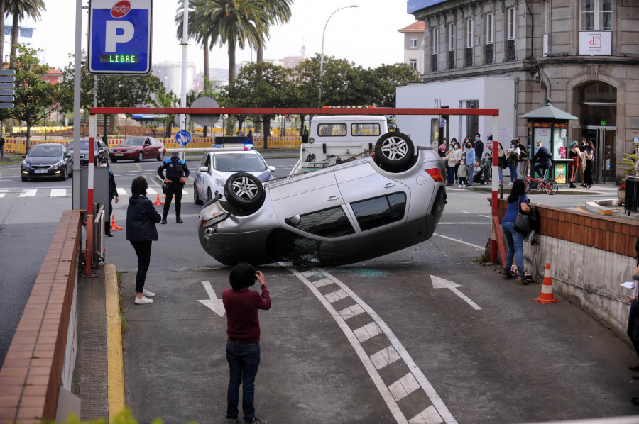 Un vehículo corta el acceso al aparcamiento de Juana de Vega tras volcar en la salida