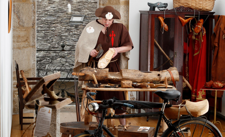 Zoqueiro Xacobeo, el Camino de Santiago en bici y con calzado de madera