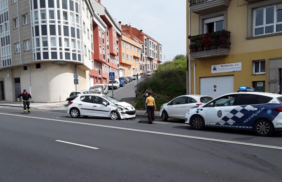 El 092 busca a un conductor que huyó tras una colisión en Arteixo