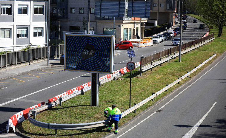 La instalación de un nuevo paso peatonal en la avenida de Arteixo obliga a cortar un carril