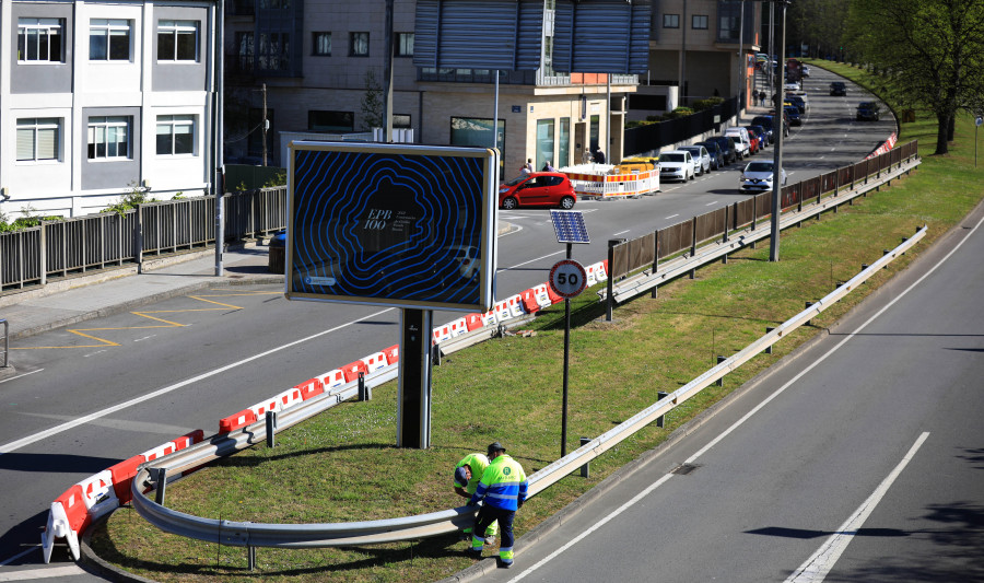 La instalación de un nuevo paso peatonal en la avenida de Arteixo obliga a cortar un carril