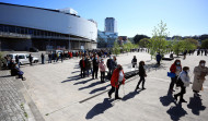 Colas en ExpoCoruña para recibir la primera dosis de la vacuna de AstraZeneca contra el coronavirus