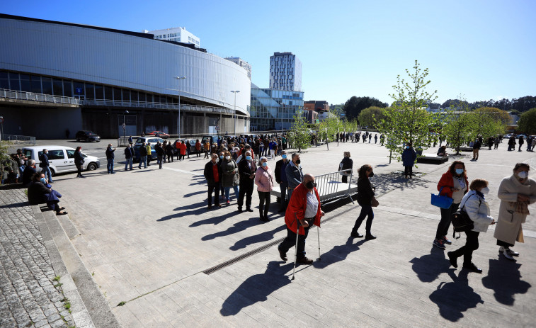 Colas en ExpoCoruña para recibir la primera dosis de la vacuna de AstraZeneca contra el coronavirus