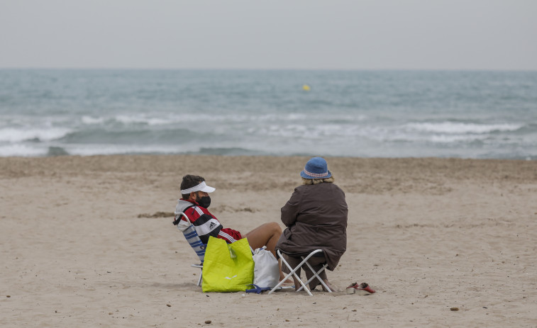 La mascarilla en la playa, solo a ratos