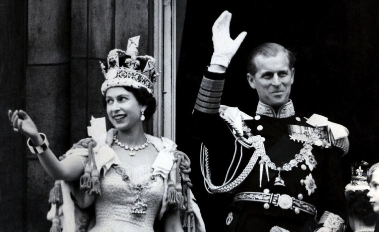 El príncipe Felipe, siempre dos pasos por detrás de la reina Isabel
