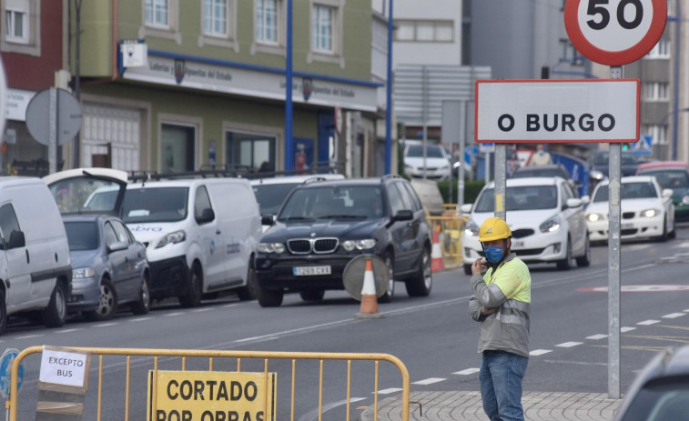 Las obras de canalización del gas obligan a realizar cortes y desvíos de circulación a la altura de la iglesia de O Burgo