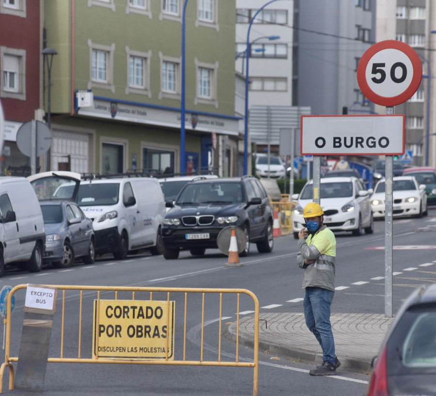 Las obras de canalización del gas obligan a realizar cortes y desvíos de circulación a la altura de la iglesia de O Burgo