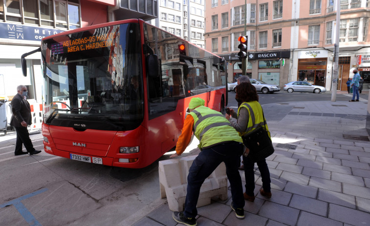 El bus pasa por poco la prueba de giro hacia la Cuesta de la Unión de cara a instalar el carril bus