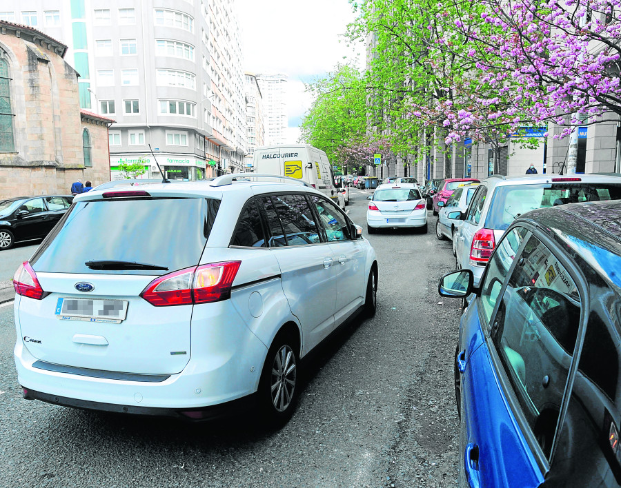 La primera jornada de control de la doble fila se salda con 165 denuncias y 21 coches retirados