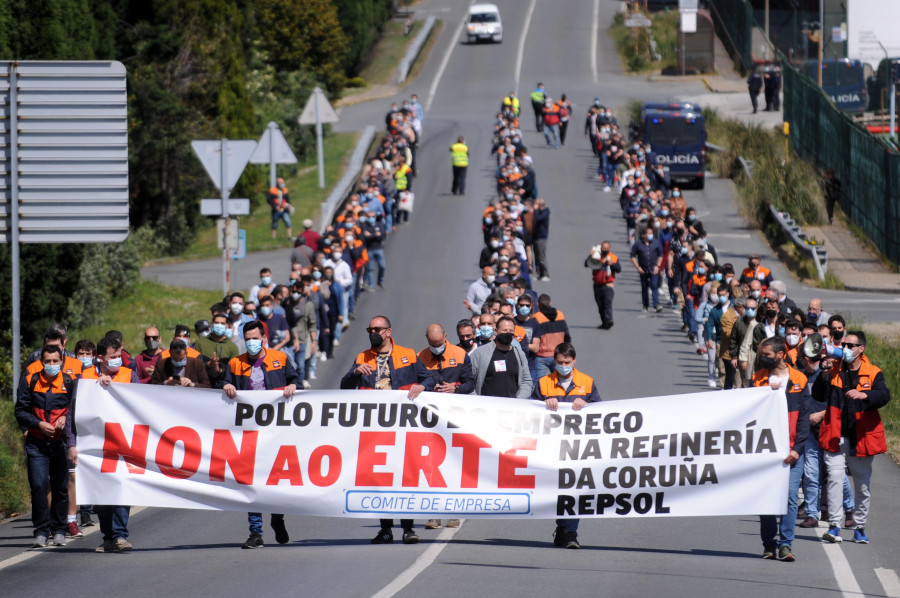 Centenares de personas marcharon ayer contra el  ERTE en la refinería de Repsol