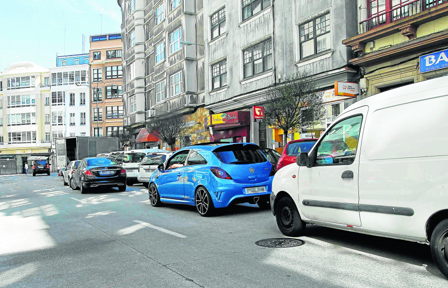 En solo cuatro días se retiraron más de 70 coches aparcados en doble fila