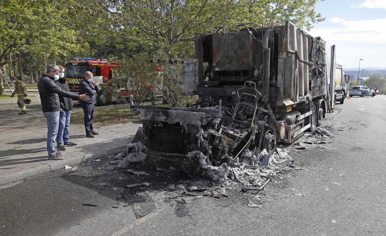 Un incendio en un camión de la basura desintegra su  cabina sin lamentar daños humanos