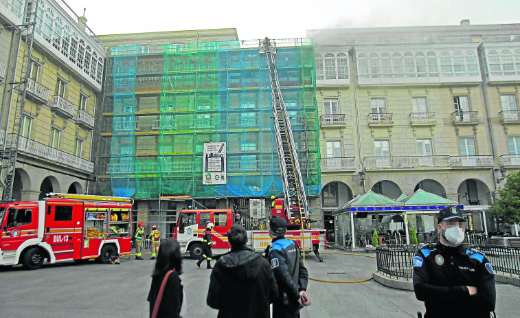 Un incendio en una de las emblemáticas galerías de María Pita desata la alarma