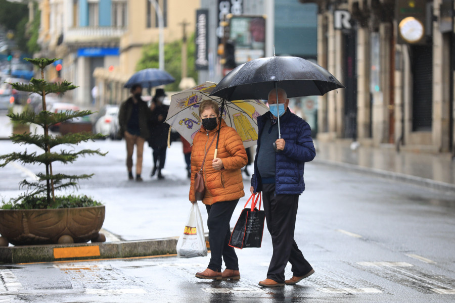 La borrasca “Lola” rompe la tendencia de una primavera seca a base de rayos  y chubascos intensos