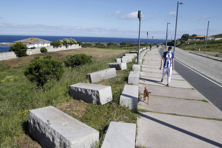 Los bloques de granito de los Cantones vuelven a O Portiño para ser colocados de nuevo