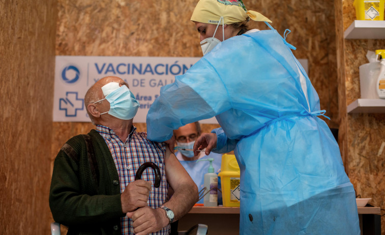 Galicia prevé vacunar a 185.000 personas esta semana bajo la influencia de la bajada de dosis