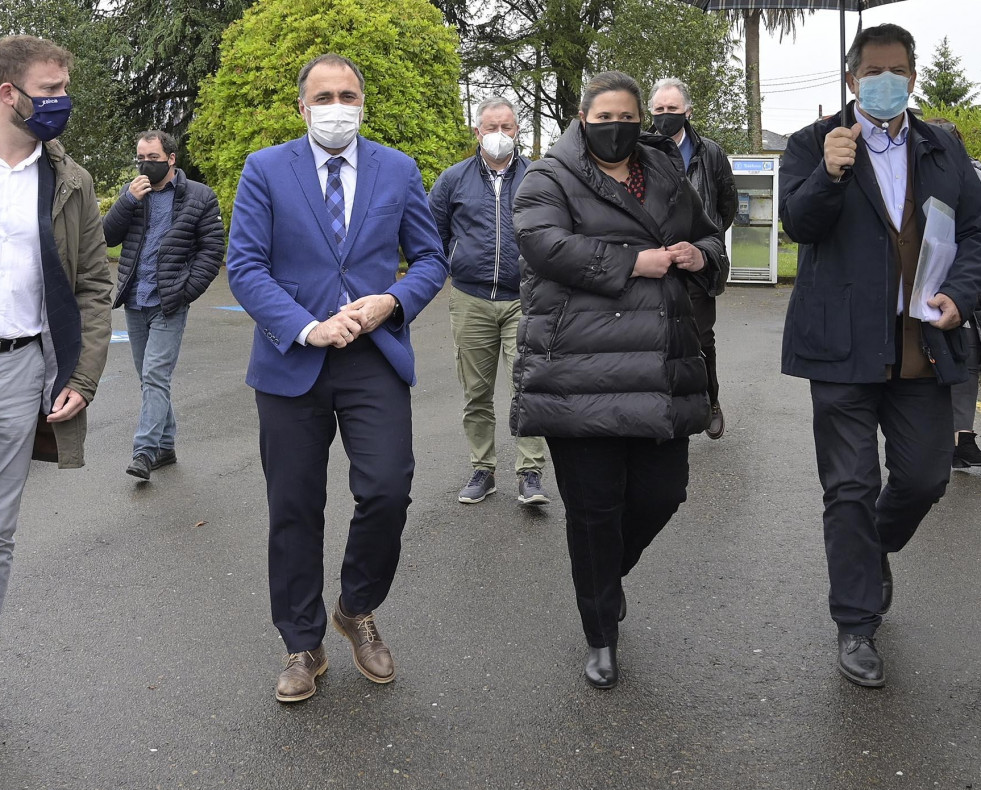 Julio García Comesaña (segundo izquierda) visitó ayer el municipio bergondés