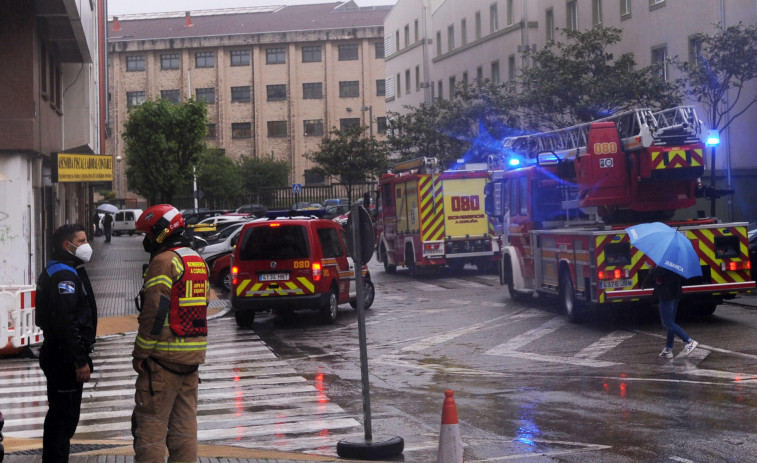 Los Bomberos evacuan a una persona en un fuego