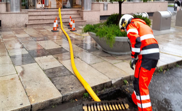 Una avería en la red de alcantarillado provoca inundaciones en varios sótanos y aparcamientos del centro