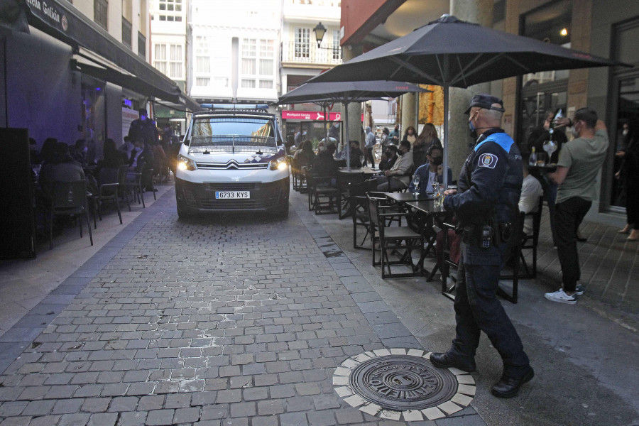 La Policía Local realiza una inspección sorpresa de los locales de hostelería de Torreiro