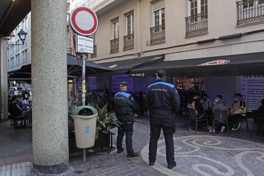 La Policía Local sigue con las sanciones a los locales hosteleros y desaloja un botellón en Santa Margarita