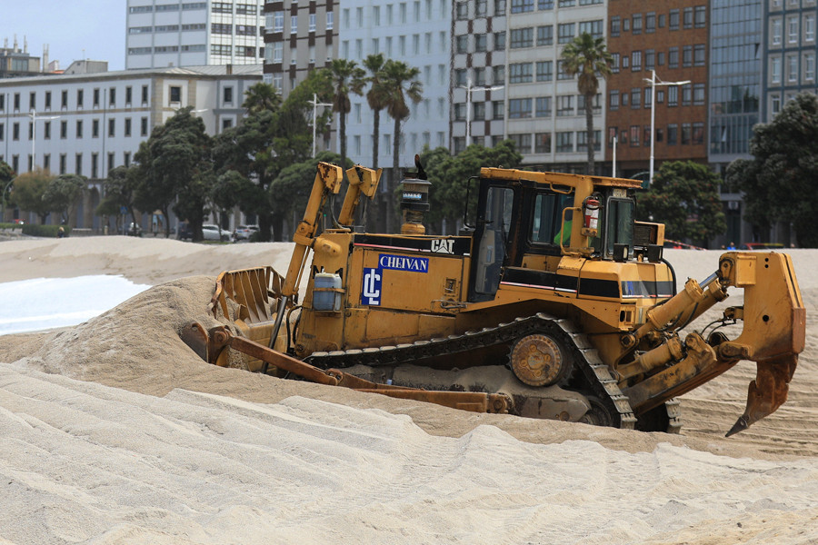 La playa de Riazor se adecenta para el verano con la retirada de la duna de protección