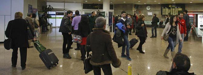 La mitad de los pasajeros de Alvedro viajan sin ninguna subvención pública