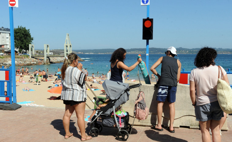 A Coruña tiene listos los semáforos de las playas por si debe controlar aforos