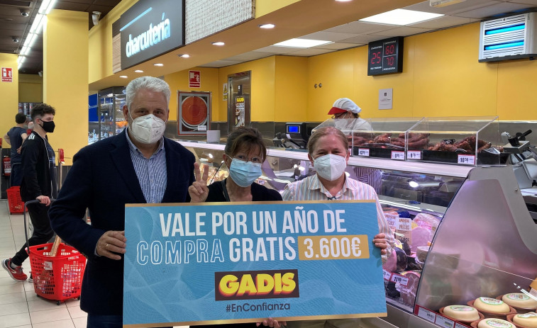 Supermercados Gadis premia con un año de compra gratis a dos clientes de Sada y Oleiros