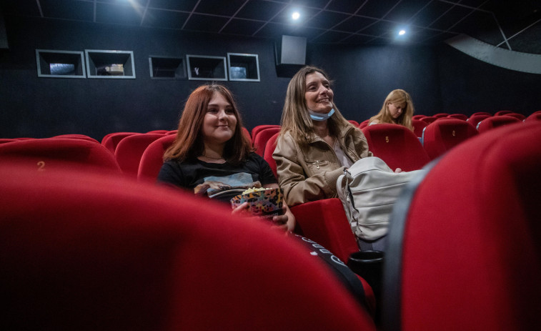 Los cines de Estados Unidos no exigirán mascarilla a los espectadores vacunados de covid