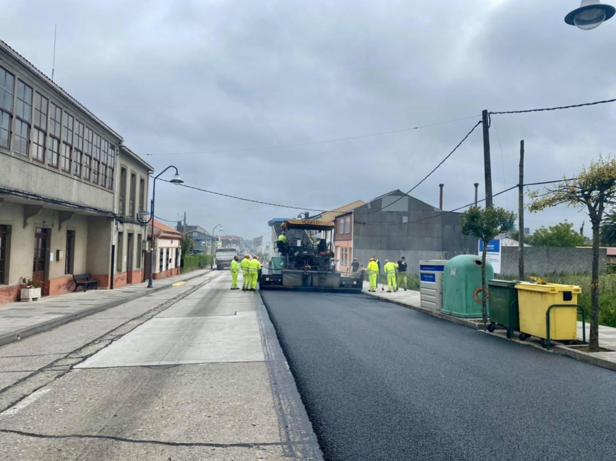 Comienzan las tareas de pavimentación de la avenida Principal, financiadas por la Diputación de A Coruña