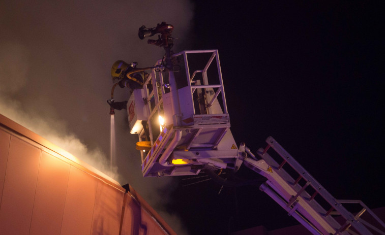 Desalojada una veintena de personas tras el derrumbe e incendio de un edificio deshabitado en Vilalba