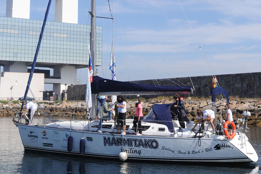 Arriba a la ciudad el primer barco de peregrinos con tripulación femenina