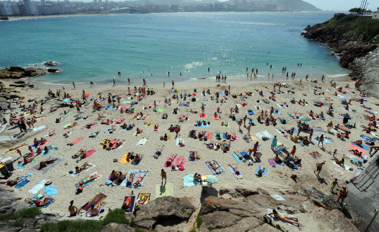 El calor protagoniza el primer día oficial de la temporada playera