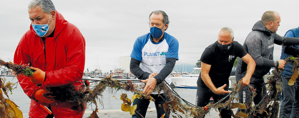 Ya en tierra  en el muelle de O Xufre  descargaron los residuos que fueron recogidos por un remolque de la Cofradía de Pescadores de A Illa  gonzalo salgado