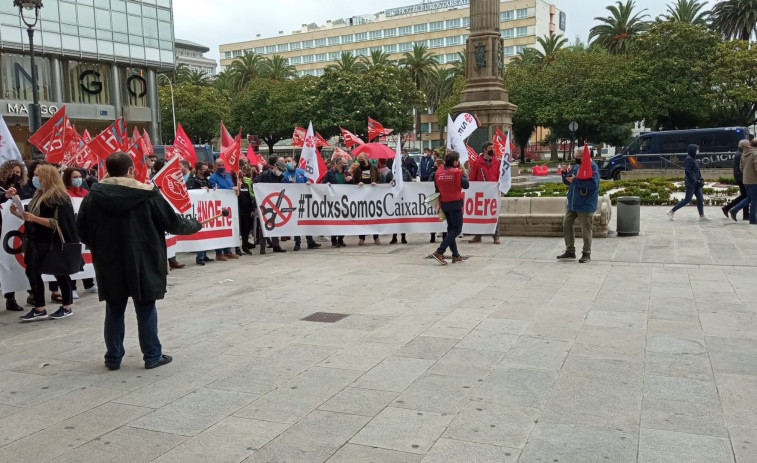 Trabajadores de Caixabank se movilizan en A Coruña contra el ERE