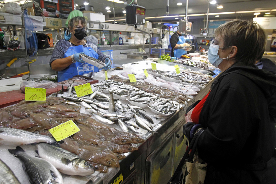 Los mercados notan el impacto del covid en la venta de sardinas para San Juan