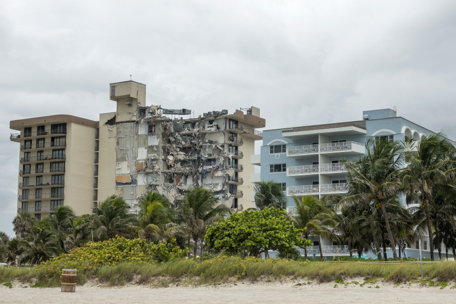 Más de 50 desaparecidos tras el derrumbe de un edificio de doce plantas en Miami Beach