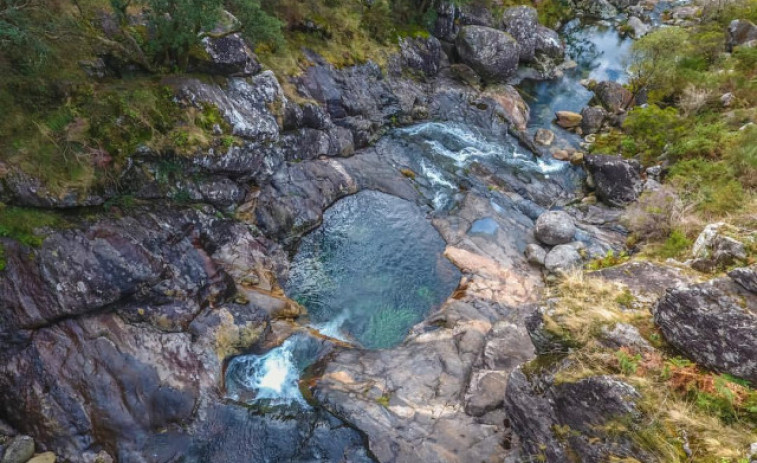 Rescatada una joven de A Coruña que cayó desde una altura de 15 metros en las piscinas naturales de A Pobra