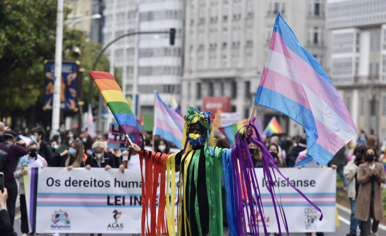 La bandera del arcoíris inunda las calles de A Coruña durante la marcha del Orgullo Lgbtiq+