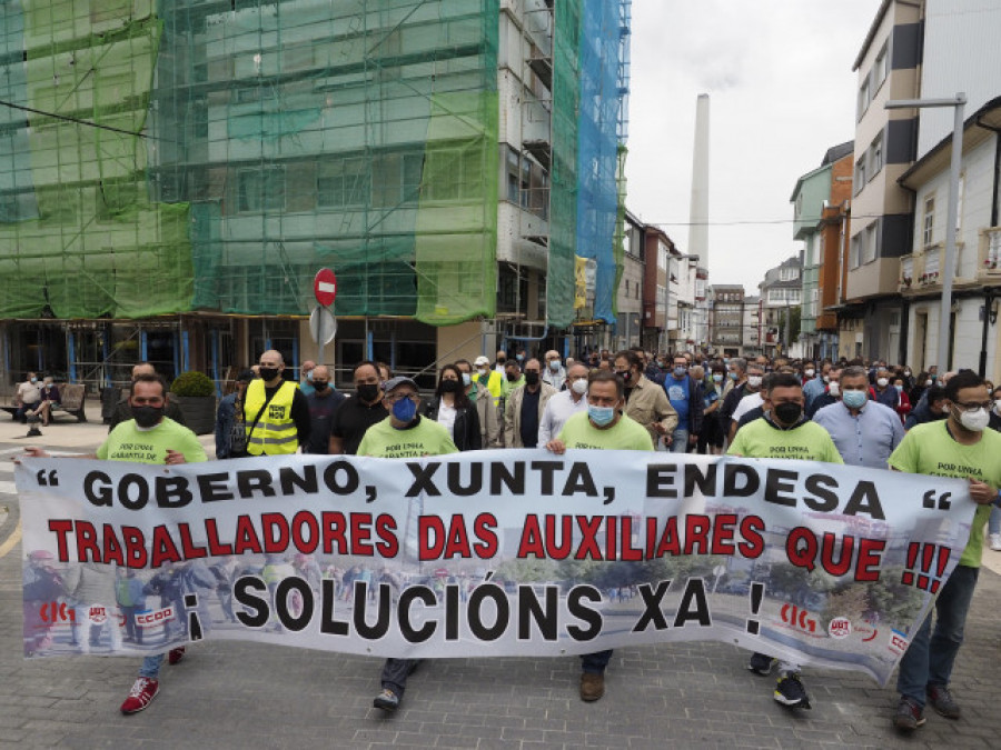 Trabajadores de las auxiliares de Endesa inician una acampada de protesta frente al Consistorio de As Pontes