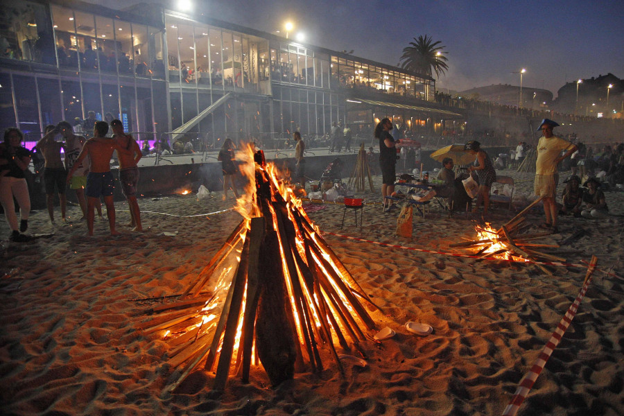 A Coruña vuelve a repartir 120 toneladas de madera para el San Juan de las playas